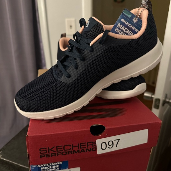 Beautiful sketchers brand new! Women 9.5.. - Picture 2 of 3